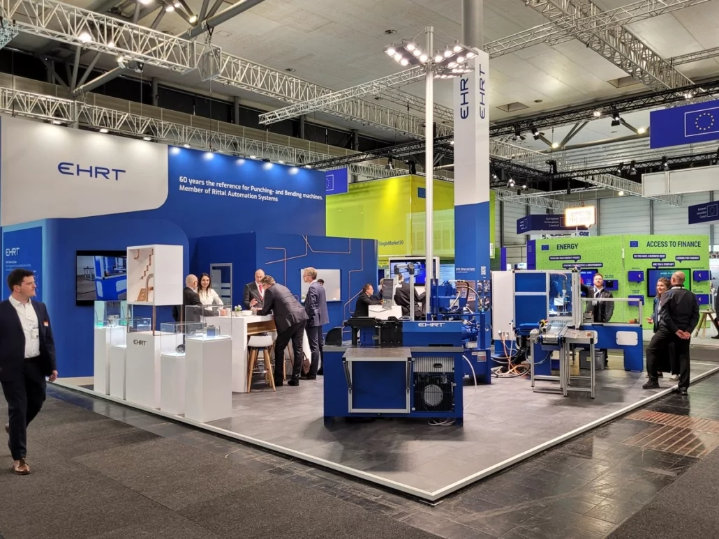 Messestand des Unternehmens EHRT auf der Hannover Messe mit Stanz- und Biegemaschinen.
