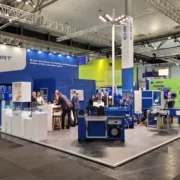 Messestand des Unternehmens EHRT auf der Hannover Messe mit Stanz- und Biegemaschinen.