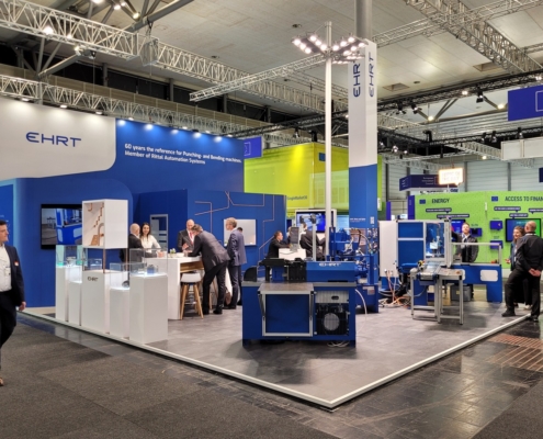 Messestand des Unternehmens EHRT auf der Hannover Messe mit Stanz- und Biegemaschinen.