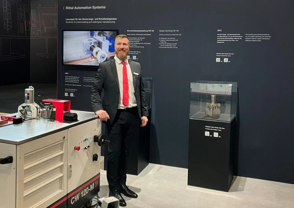 Vertriebsleiter von EHRT, Hardy Schäfer, auf einem Messestand der SPS Nürnberg 2023.